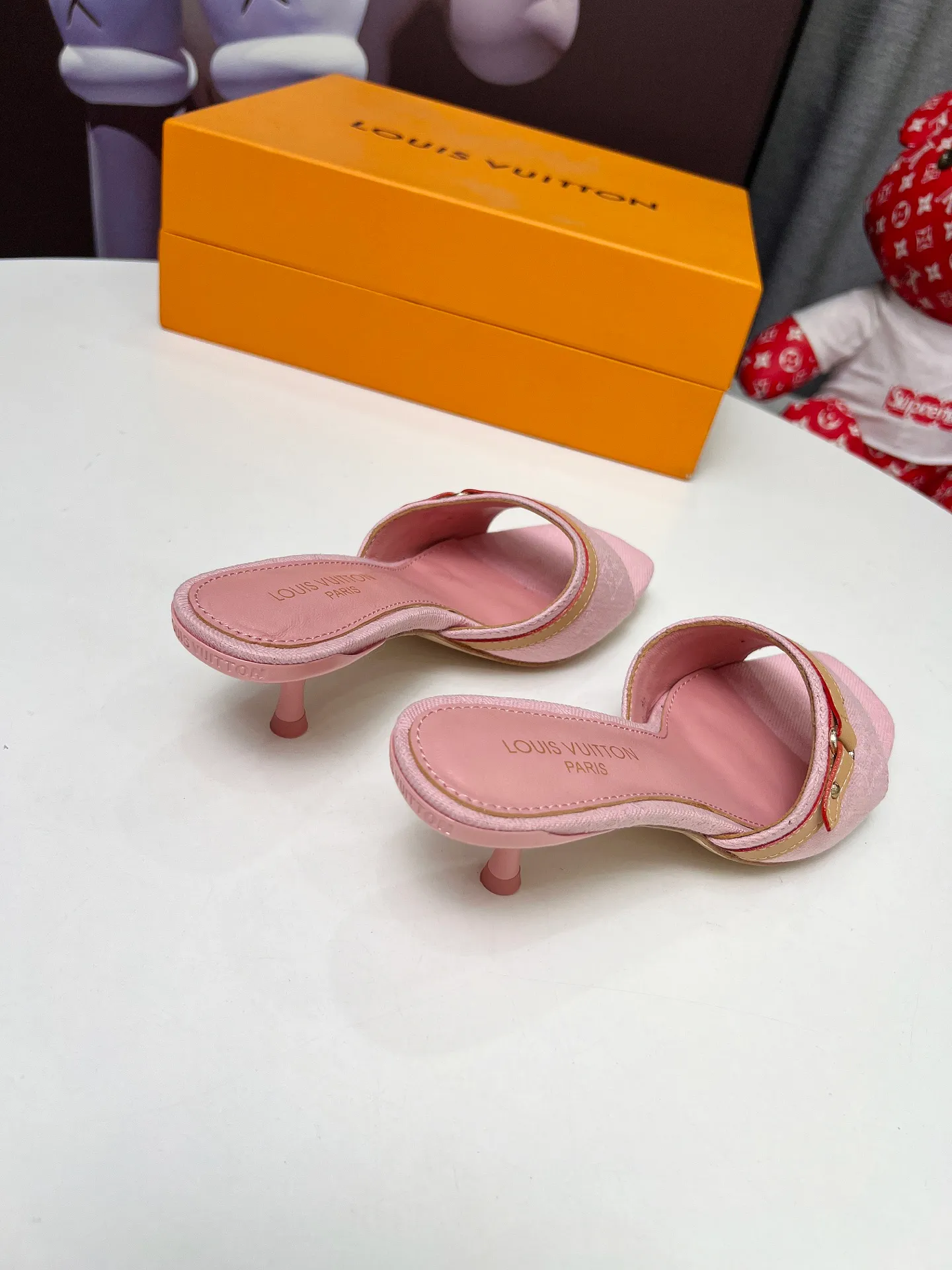 👟👟Ex-factory price 440👟👟 LV new denim kitten heel slippers 2025 summer must-have for goddesses, original replica, super comfortable on the feet. Show off the queen's temperament, the heel height is 5.5CM, which shows your temperament without being tiring. Standard code: 35-42 (41 and 42 codes are customized, non-returnable and non-exchangeable)